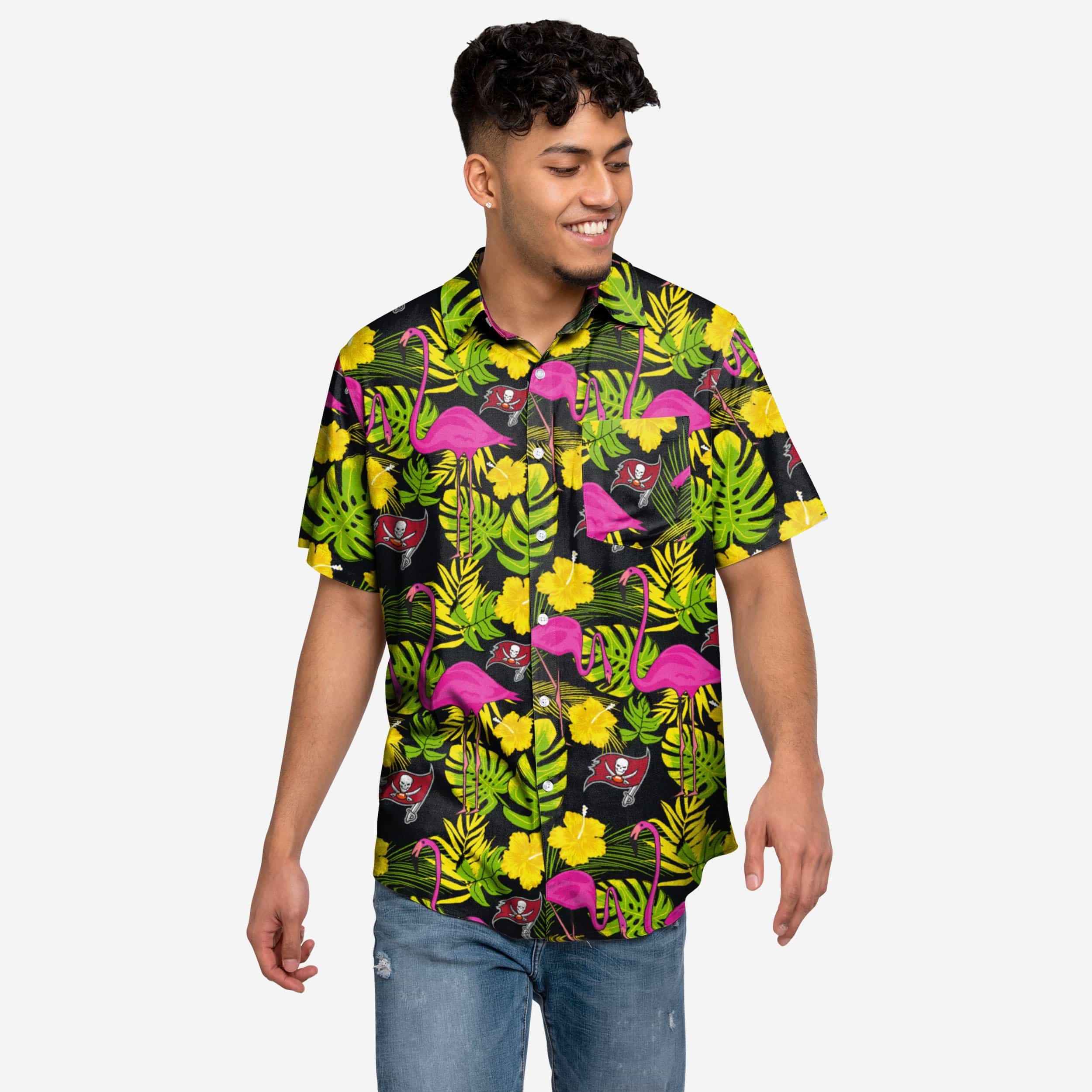 Tampa Bay Buccaneers met en évidence la chemise boutonnée