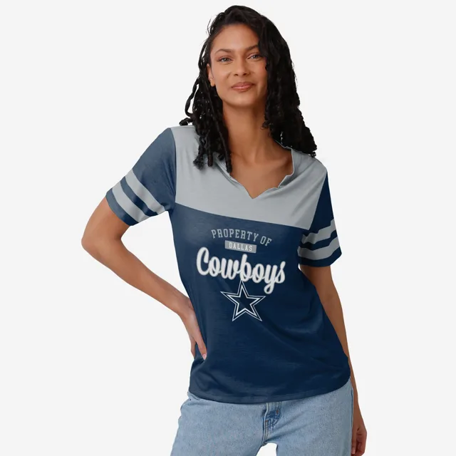 Dallas Cowboys T-shirt à col en V pour femme Team Stripe Property Of