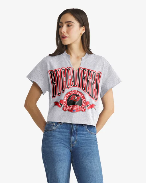 Tampa Bay Buccaneers BANNERS OUT '47 T-shirt surdimensionné à col cranté pour femmes