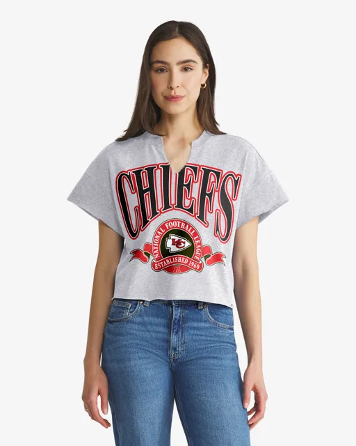 Kansas City Chiefs BANNERS OUT '47 T-shirt surdimensionné à col cranté pour femmes