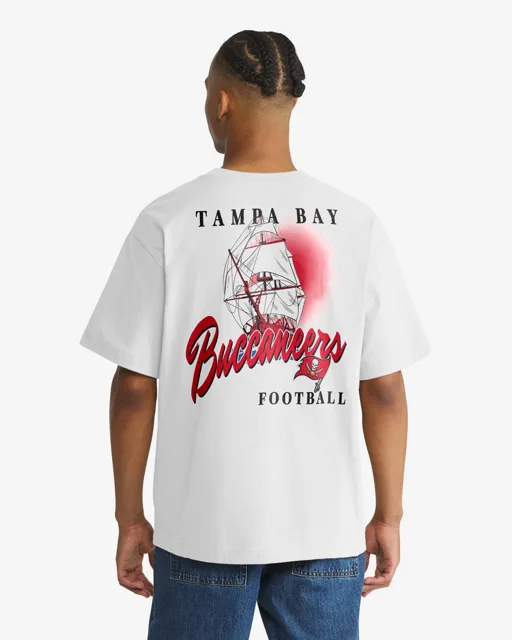 Tampa Bay Buccaneers BACKER SCRIPT ILLUSTRÉ '47 FOUNDATION TEE