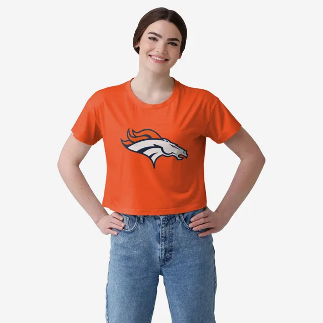 Denver Broncos Haut court uni avec grand logo pour femme