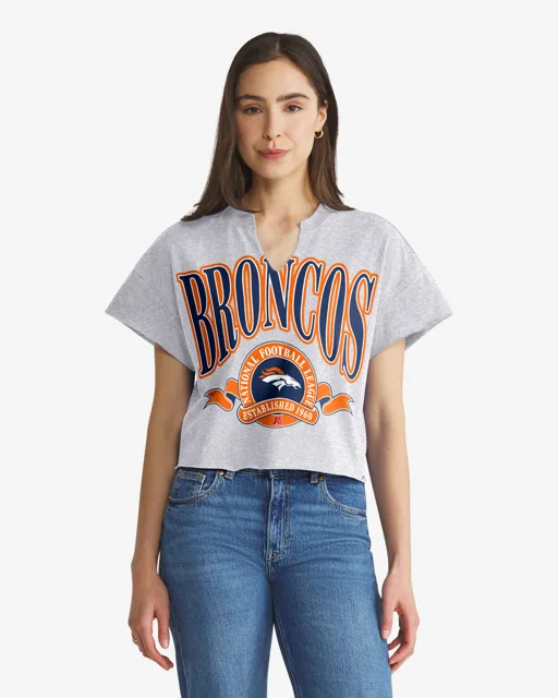 Denver Broncos BANNERS OUT '47 T-shirt surdimensionné à col cranté pour femmes