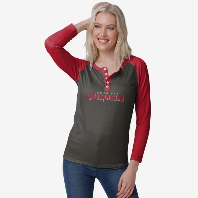 Tampa Bay Buccaneers Henley à manches longues Big Wordmark pour femme