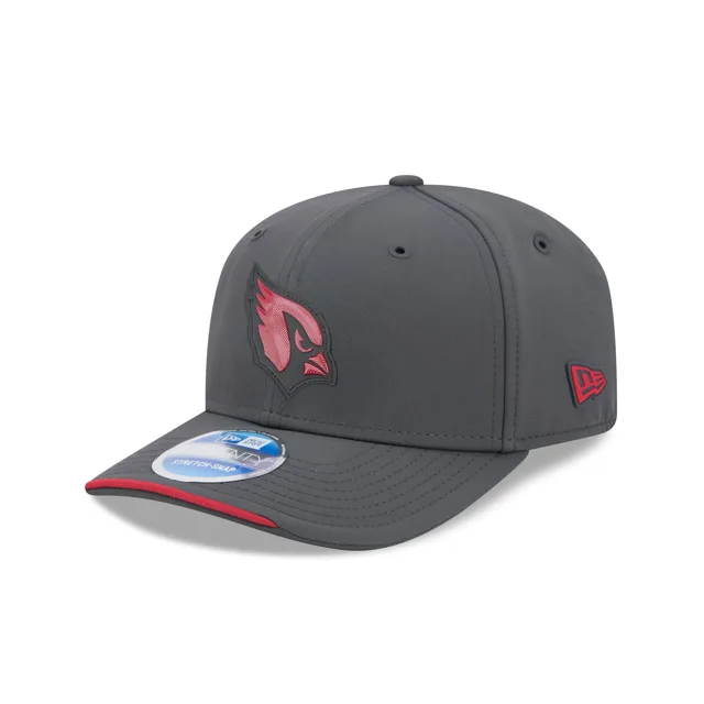Arizona Cardinals 2026 Sideline Cold Weather 9SEVENTY Bonnet extensible à bouton-pression