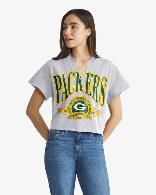 Green Bay Packers BANNERS OUT '47 T-shirt surdimensionné à col cranté pour femmes