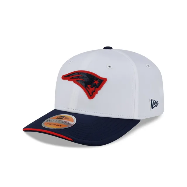 New England Patriots 2026 Sideline Blanc 9SEVENTY Chapeau extensible à bouton-pression