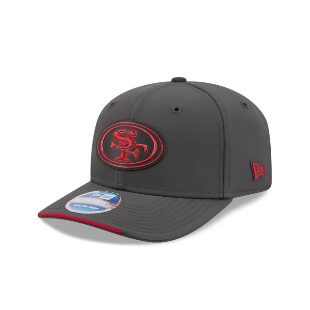 San Francisco 49ers 2026 Sideline Cold Weather 9SEVENTY Bonnet extensible à bouton-pression