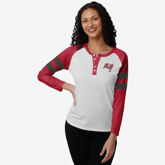 Tampa Bay Buccaneers Henley à manches longues avec grand logo pour femme