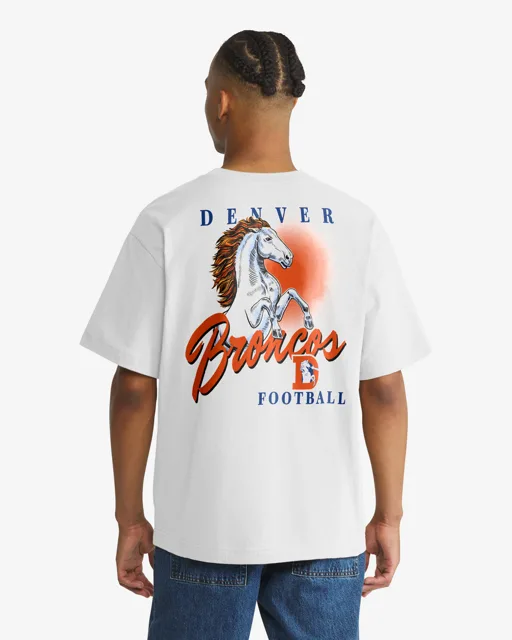 Denver Broncos SCRIPT DE SUPPORT HISTORIQUE ILLUSTRÉ '47 FOUNDATION TEE
