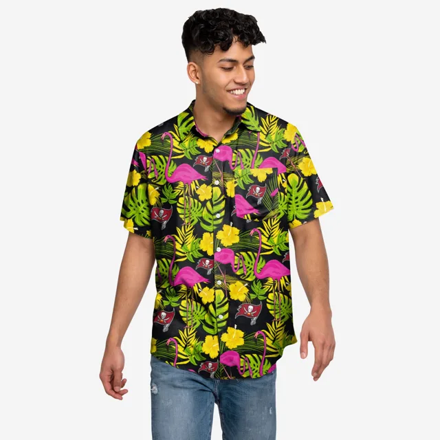 Tampa Bay Buccaneers met en évidence la chemise boutonnée