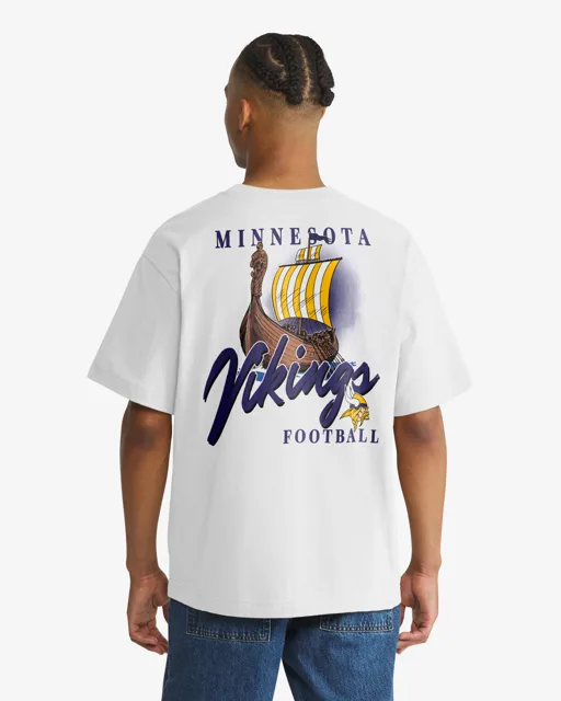 Minnesota Vikings BACKER SCRIPT ILLUSTRÉ '47 FOUNDATION TEE