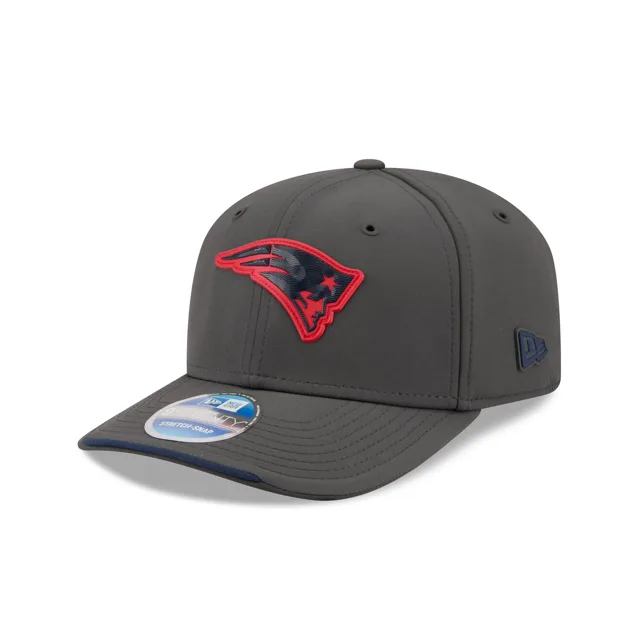 New England Patriots 2026 Sideline Cold Weather 9SEVENTY Bonnet extensible à bouton-pression