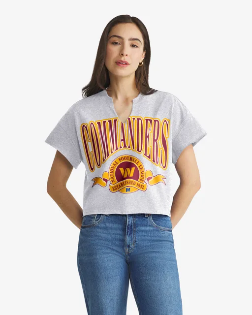 Washington Commanders BANNERS OUT '47 T-shirt surdimensionné à col cranté pour femmes