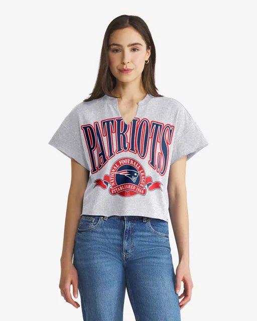 New England Patriots BANNERS OUT '47 T-shirt surdimensionné à col cranté pour femmes