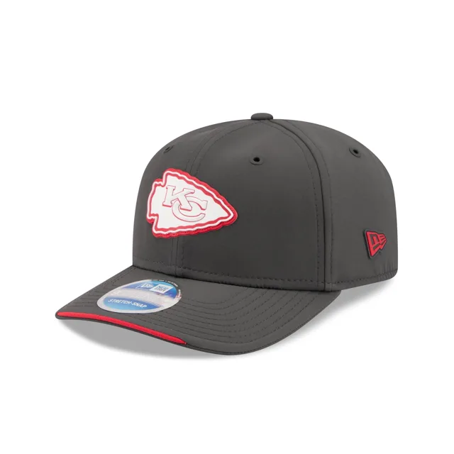 Kansas City Chiefs 2026 Sideline Cold Weather 9SEVENTY Bonnet extensible à bouton-pression